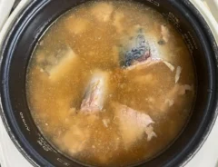 炊き込みご飯を仕込む写真（撮影：grapeフード編集部）
