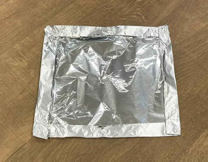 アルミホイルの4辺を折り畳んだ写真（撮影：grapeライフハック編集部）