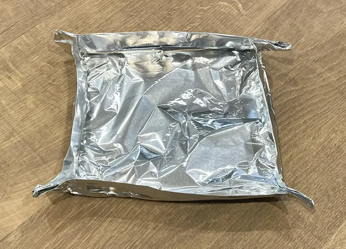アルミホイルの折り畳んだ辺を立てた写真（撮影：grapeライフハック編集部）