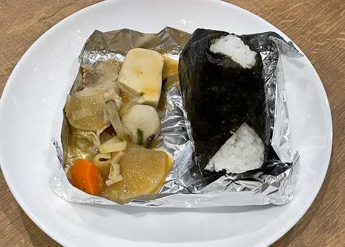 アルミホイルの即席皿に食べ物をのせた写真（撮影：grapeライフハック編集部）