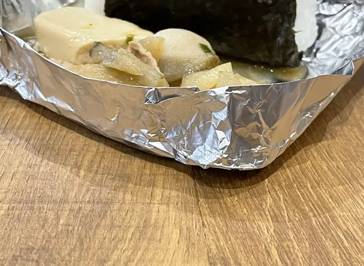 アルミホイルの即席皿に食べ物をのせ、こぼれなかった写真（撮影：grapeライフハック編集部）