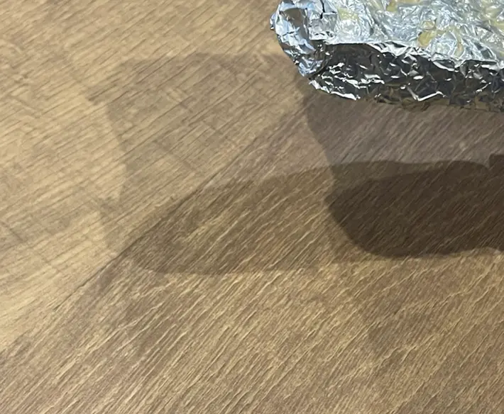 汁がこぼれていないきれいな机の写真（撮影：grapeライフハック編集部）