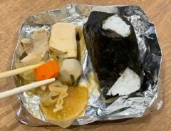 アルミホイルの即席皿に食べ物をのせた写真（撮影：grapeライフハック編集部）