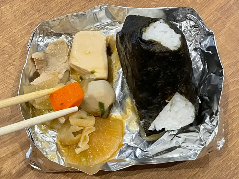 アルミホイルの即席皿に食べ物をのせた写真（撮影：grapeライフハック編集部）