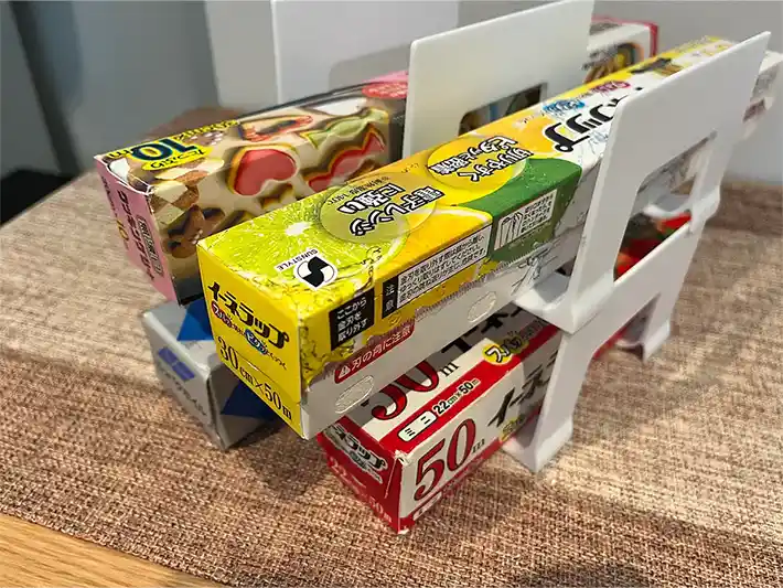 セリアのペットボトルラックにアルミホイルやラップを収納した写真（撮影：grapeライフハック編集部）
