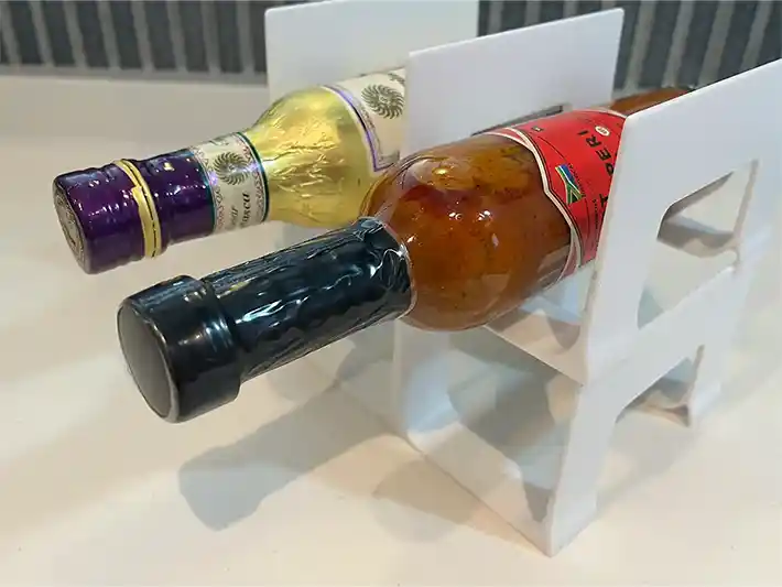 セリアのペットボトルラックに調味料や食用油を収納した写真（撮影：grapeライフハック編集部）