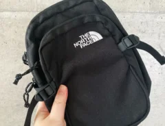 身軽なのに「ペットボトルがすっぽり！」　ノースフェイスのミニショルダーが「リュックの出番が減った」と大人気