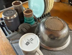 「100均の水切りカゴから買い替えた」　キッチンの場所を取らない商品に「食器がすぐ乾く」「出しっぱなしにしなくていい！」