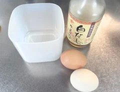卵を入れてシャカシャカすると…？　「幸せの味がする」「朝でもラクちん」