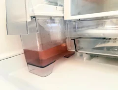 製氷機からピンクの氷が！　水と混ぜるだけの簡単なお手入れ方法に「もっと早く知りたかった」
