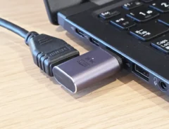 「テレビ裏を手探りするのやめた」　HDMIのイライラ、『カチッ』と解決！