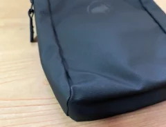 「今日はリュックいらないな…」　必要な荷物がすっぽり入るマムートの『2Lポーチ』がちょうどいい