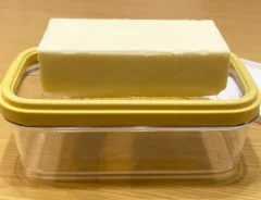 「もう、バターをナイフで切るのやめた」　「押すだけでスパッと5g」　100均の保存容器から買い替えたケースとは？