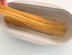 「100均にはもう戻れない…」湯切り一瞬!お皿一体化の『パスタメーカー』で洗い物が減った