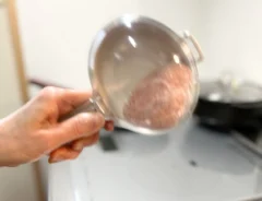 「手が汚れないのが嬉しい!」 肉汁がジュワッとあふれ出るハンバーグを簡単に作る方法とは?
