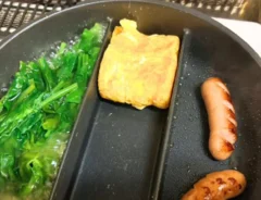 玉子焼きと一緒にウインナーも焼ける！　朝食の時短に便利な『3分割フライパン』に「もう手放せない」