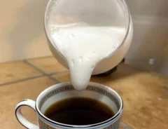 いつものコーヒーにのせたら「カフェ気分」 温めた牛乳が30秒でモコモコ泡になる商品に「感動した!」「めっちゃ簡単」