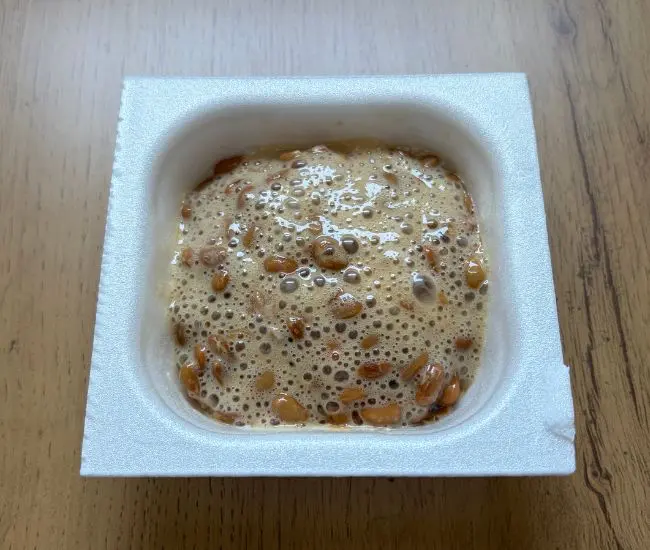 タレを入れてから混ぜた納豆の写真（撮影：grapeフード編集部）
