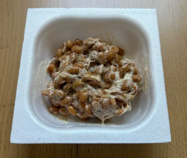 混ぜてからタレを入れた納豆の写真（撮影：grapeフード編集部）