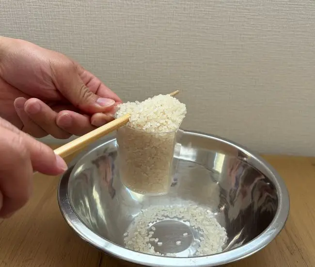 お米を計測する（撮影：grapeフード編集部）