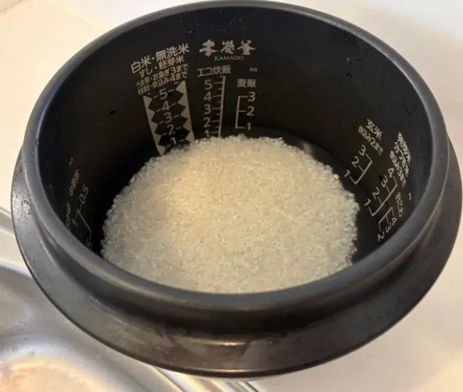 お米を浸水させる（撮影：grapeフード編集部）