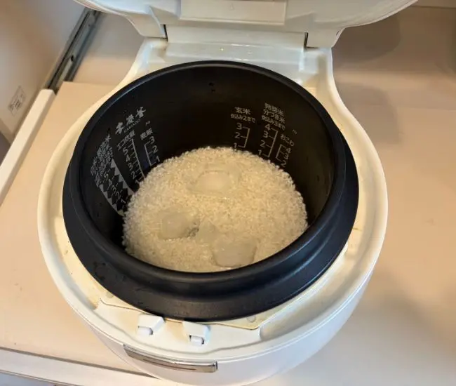 氷を入れた様子（撮影：grapeフード編集部）