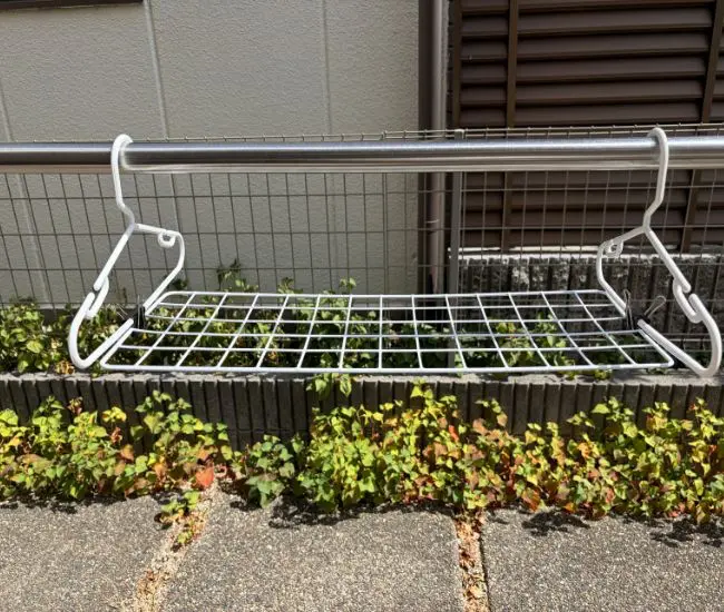 物干し竿にハンガーをかける（撮影：grapeライフハック編集部）