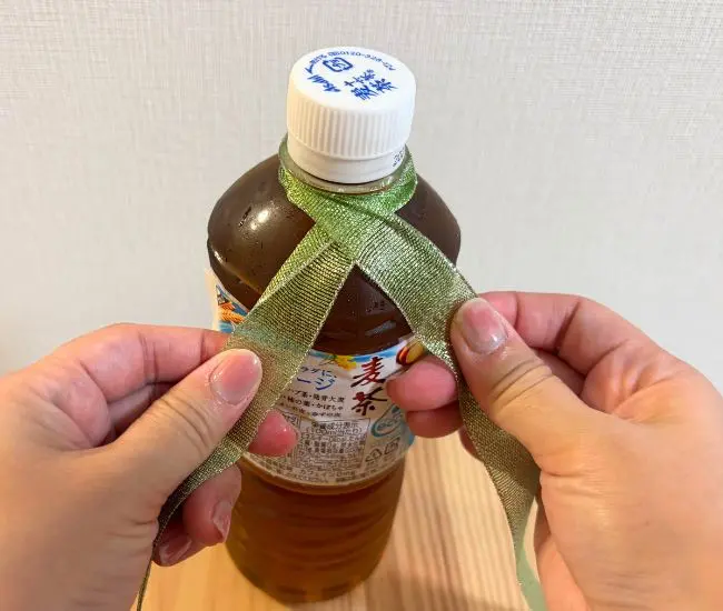 リボンをクロスした様子（撮影：grapeライフハック編集部）