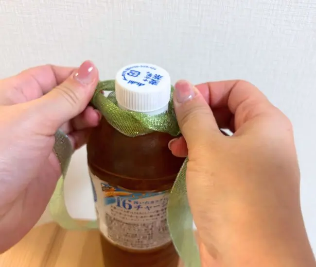 リボンをキャップに掛けた様子（撮影：grapeライフハック編集部）