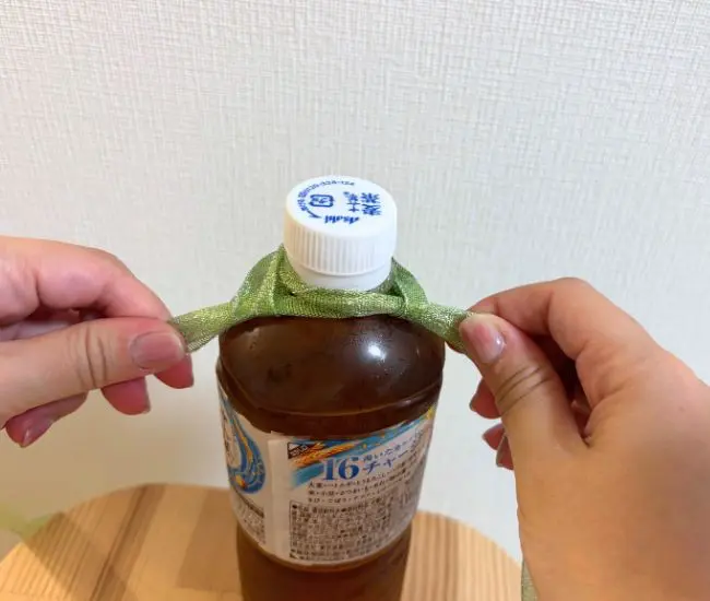 リボンを引っ張る様子（撮影：grapeライフハック編集部）