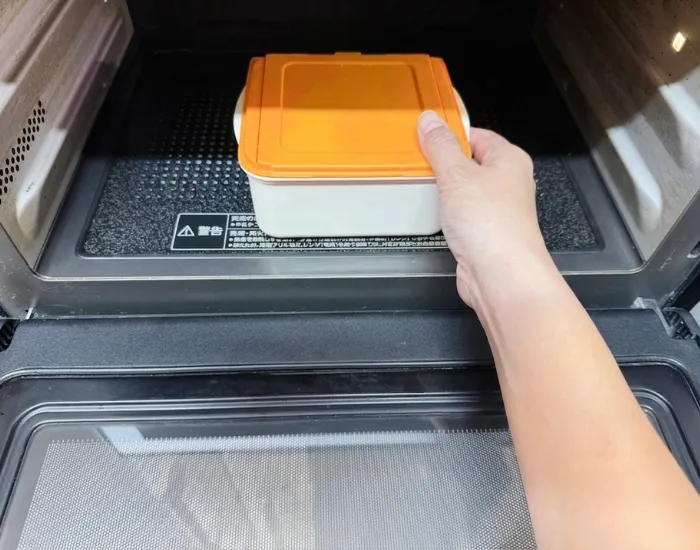 電子レンジに入れる様子（撮影：grapeフード編集部）