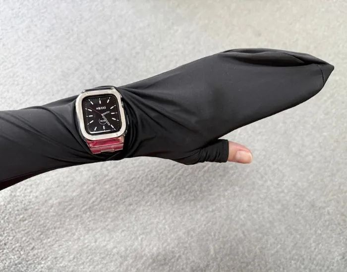 スリットから腕時計を見せる写真（撮影：grapeライフハック編集部）