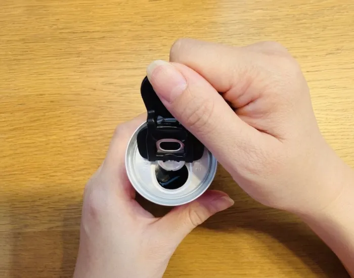 缶ラク開けマーカーで缶を開ける写真（撮影：grapeライフハック編集部）