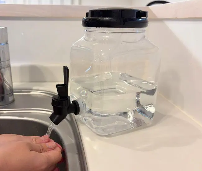 キッチンで水を入れて使う写真（撮影：grapeフード編集部）