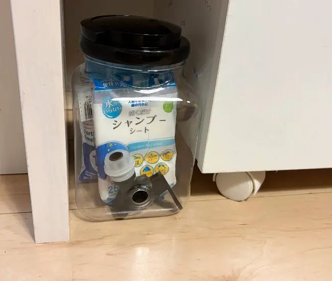 ウォータージャグに防災グッズを入れた写真（撮影：grapeフード編集部）