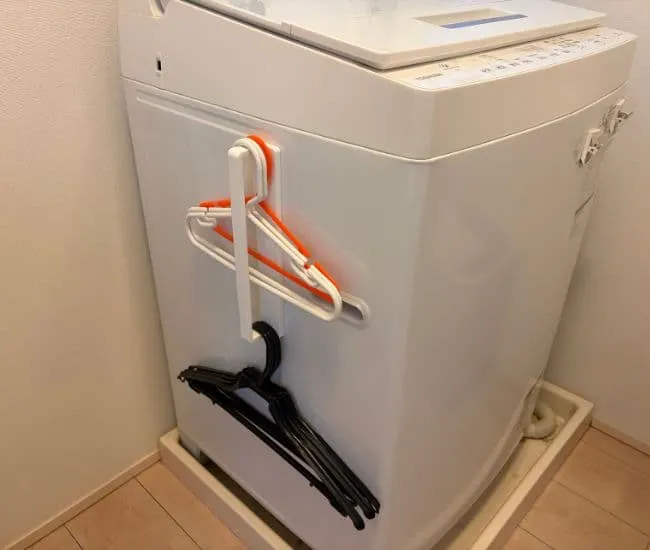 洗濯機横に設置した様子（撮影：grapeライフハック編集部）