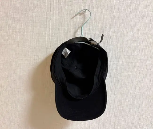 針金ハンガーにキャップを掛けた写真（grapeライフハック編集部）