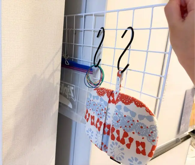 冷蔵庫の側面に貼りつける（撮影：grapeライフハック編集部）