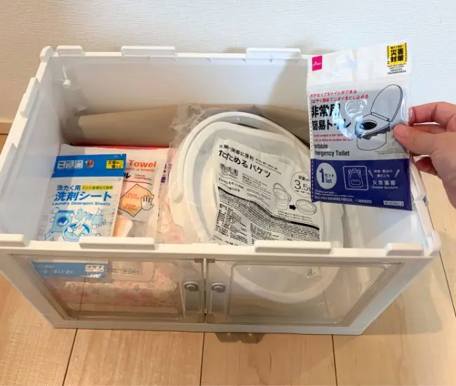 防災グッズを入れる様子（撮影：grapeライフハック編集部）