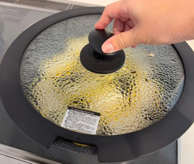 蓋をする様子（撮影：grapeフード編集部）