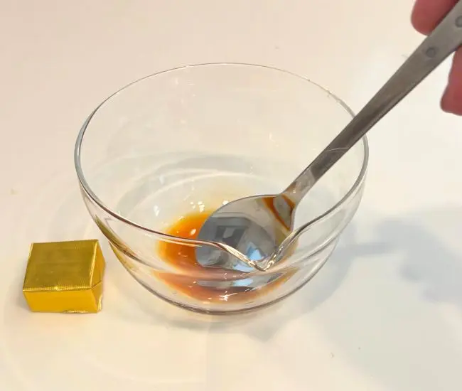 調味料を混ぜる様子（撮影：grapeフード編集部）