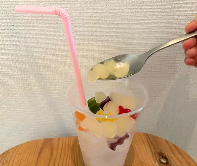 ポップでかわいらしいドリンクに（撮影：grapeフード編集部）