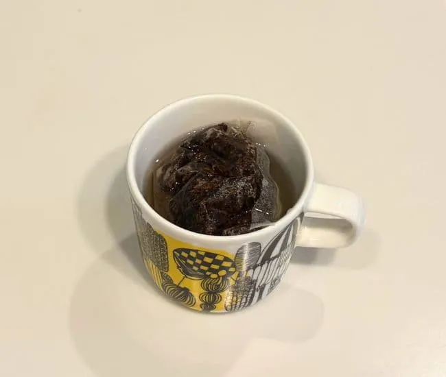 麦茶パックを浸している様子（撮影：grapeフード編集部）