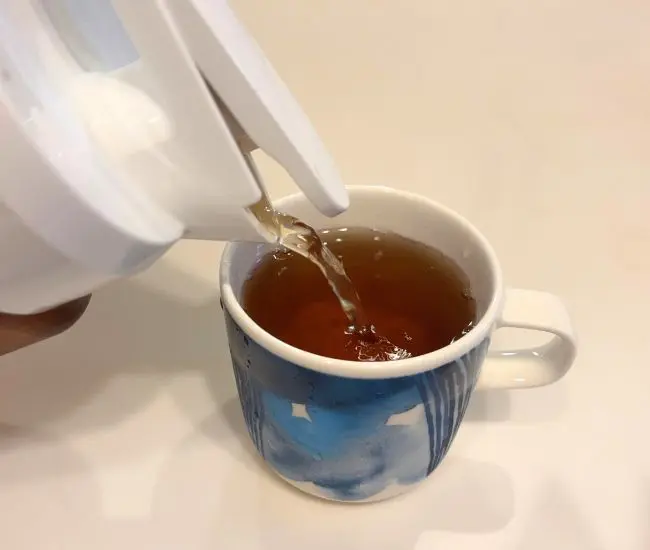 カップに注ぐ様子（撮影：grapeフード編集部）