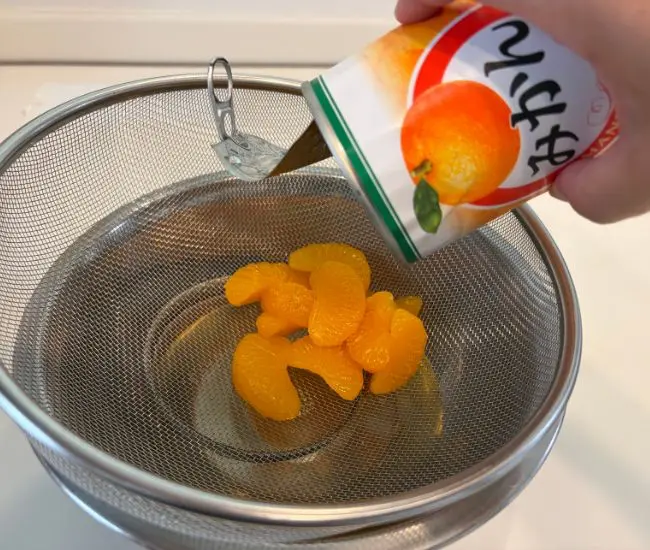 ミカンの汁を切る（撮影：grapeフード編集部）