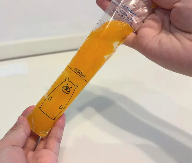 ミカンと汁を『氷棒』に入れる（撮影：grapeフード編集部）