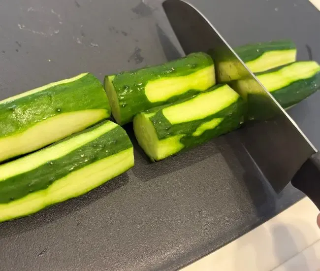 キュウリをカットする写真（撮影：grapeフード編集部）