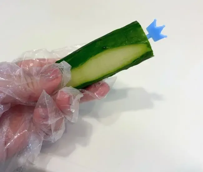 キュウリにピックを刺した写真（撮影：grapeフード編集部）