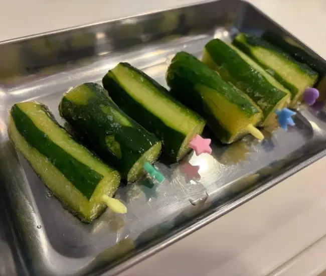 凍らせたキュウリを取り出した写真（撮影：grapeフード編集部）