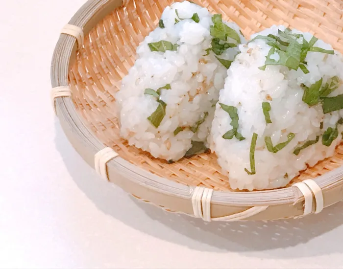 大葉が混ざったおにぎり